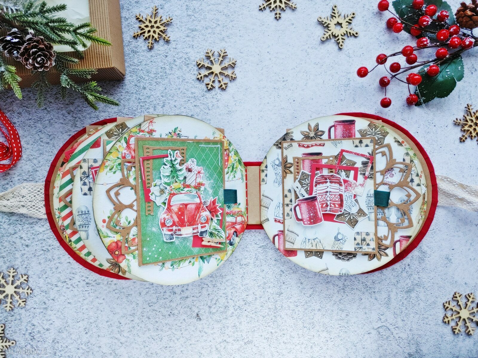 Świąteczny album scrapbooking na Boże Narodzenie - koło z welurową okładką
