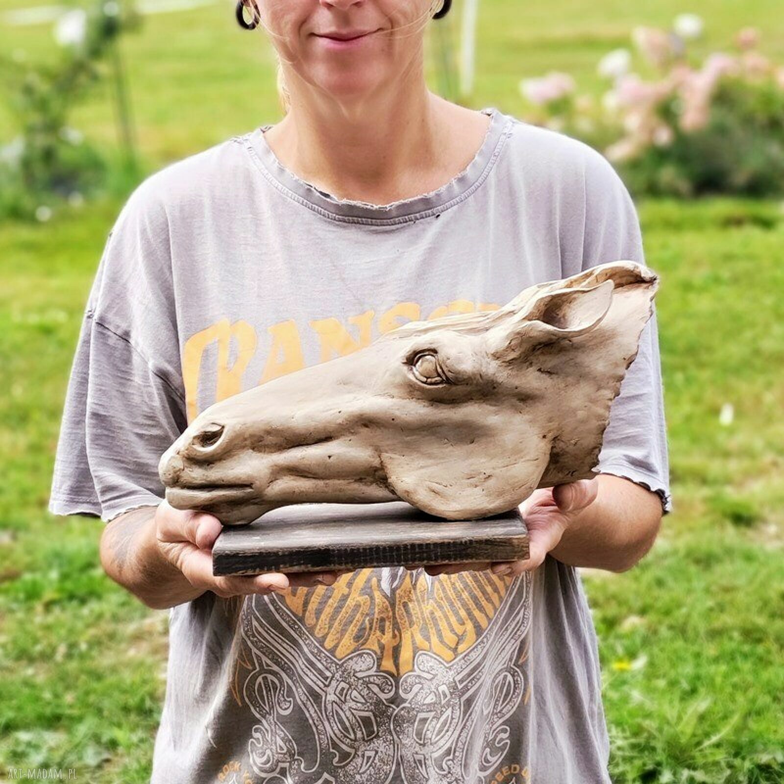 Ręcznie wykonana ceramiczna rzeźba głowy konia na drewnianej podstawie