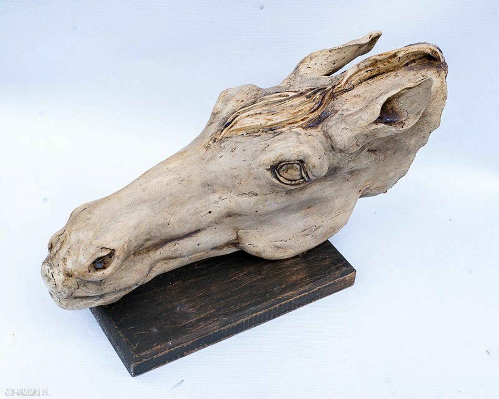 Ręcznie wykonana ceramiczna rzeźba głowy konia na drewnianej podstawie