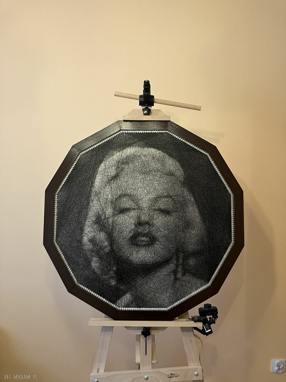Obraz wykonany nicią: „Marilyn Monroe” - string art 84x84 cm