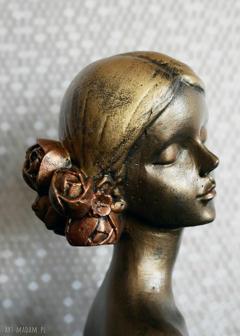 Wysoka rzeźba 14 cm Kobieta z kwiatami we włosach - czarna z metalicznym złotem
