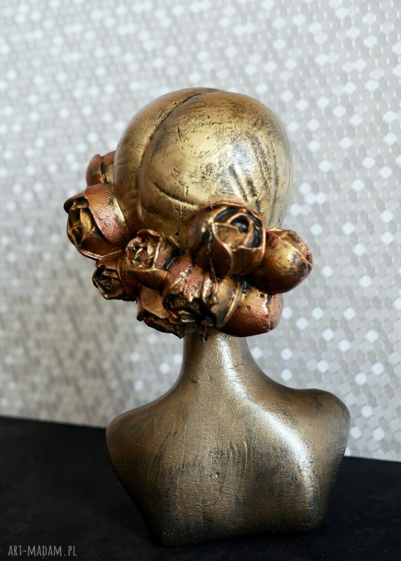 Wysoka rzeźba 14 cm Kobieta z kwiatami we włosach - czarna z metalicznym złotem