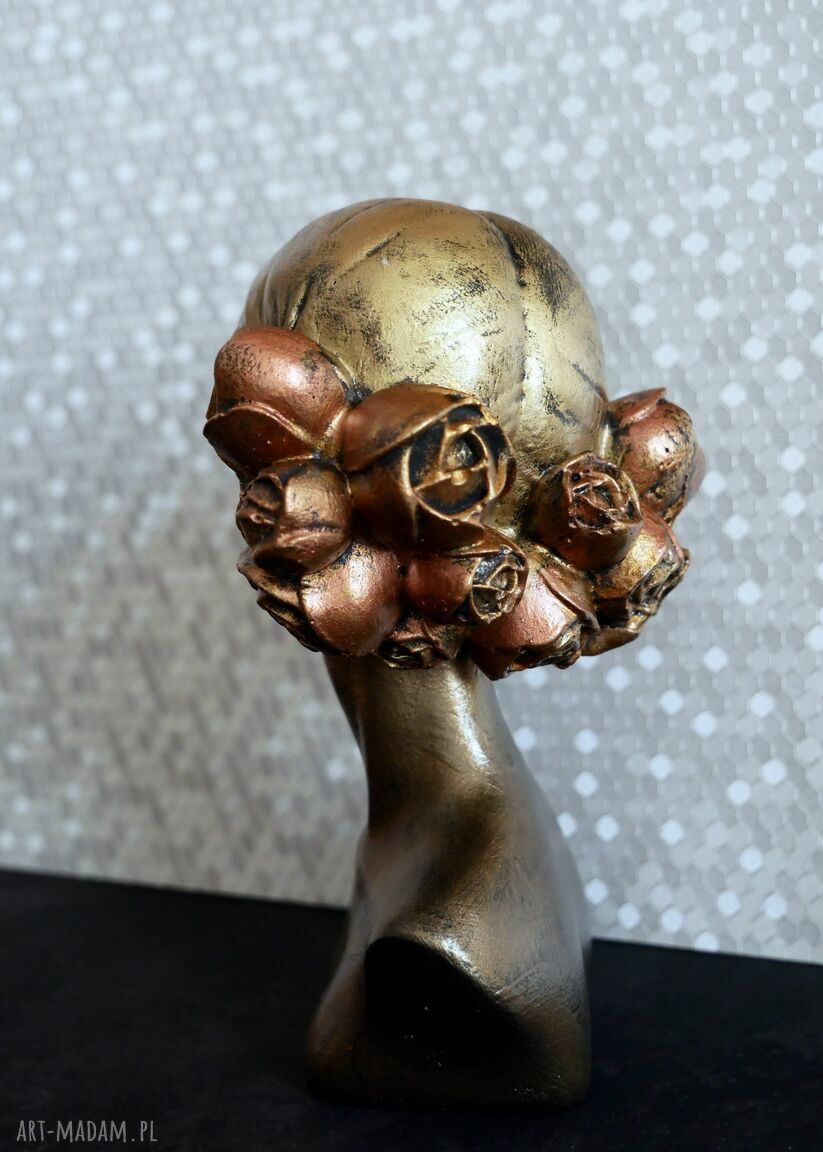 Wysoka rzeźba 14 cm Kobieta z kwiatami we włosach - czarna z metalicznym złotem