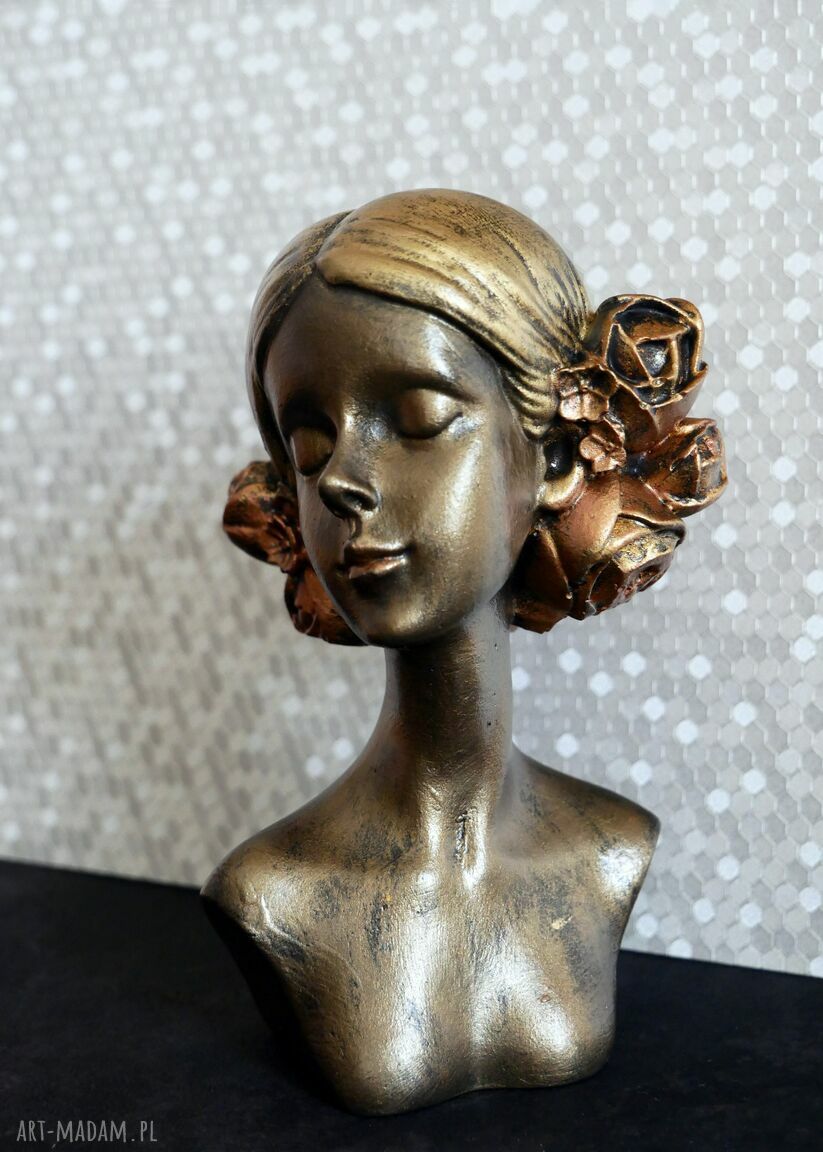 Wysoka rzeźba 14 cm Kobieta z kwiatami we włosach - czarna z metalicznym złotem