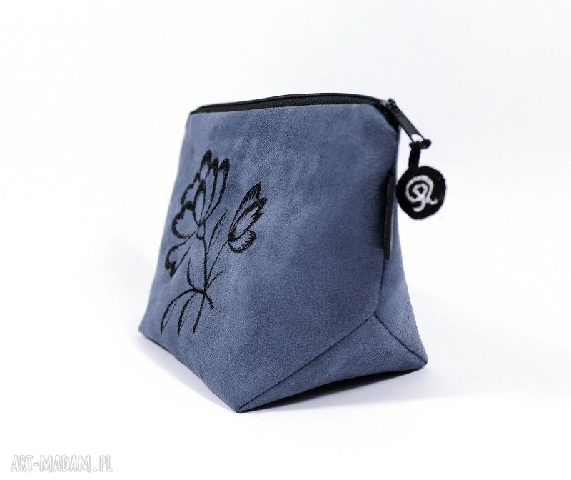 Kosmetyczka wyszywana Black Flowers On Blue