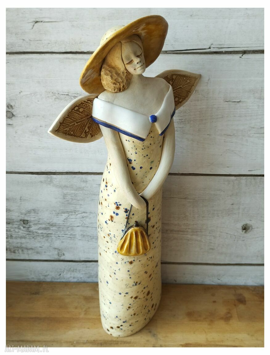 Wytworna anielica w kapeluszu - anioł ceramiczny handmade