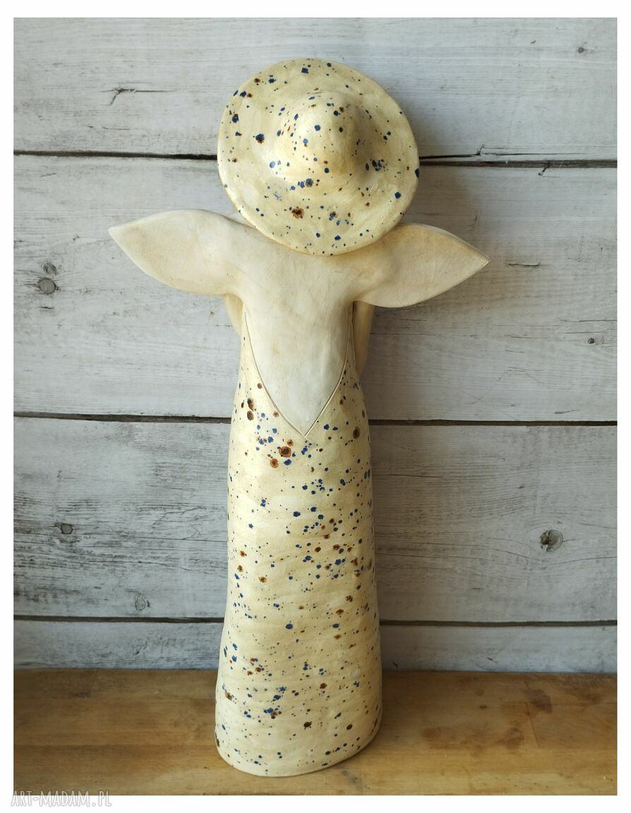 Wytworna anielica w kapeluszu - anioł ceramiczny handmade