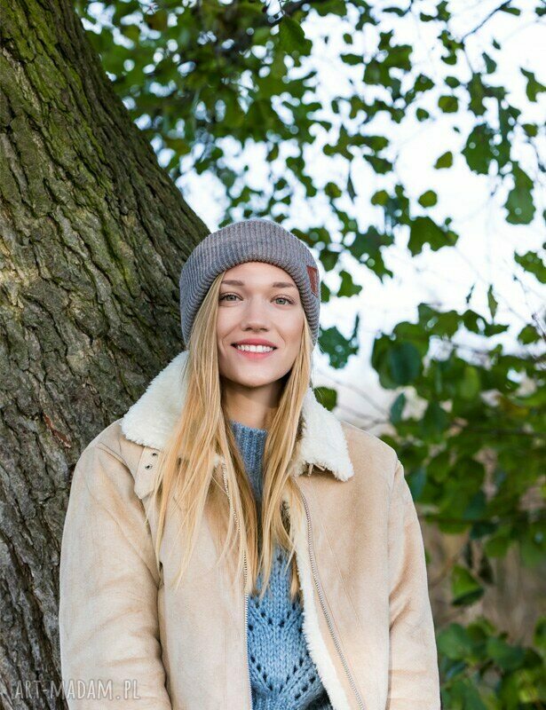 Wywijana czapka dwustronna beanie z logo z ekoskórki - ciemny beż