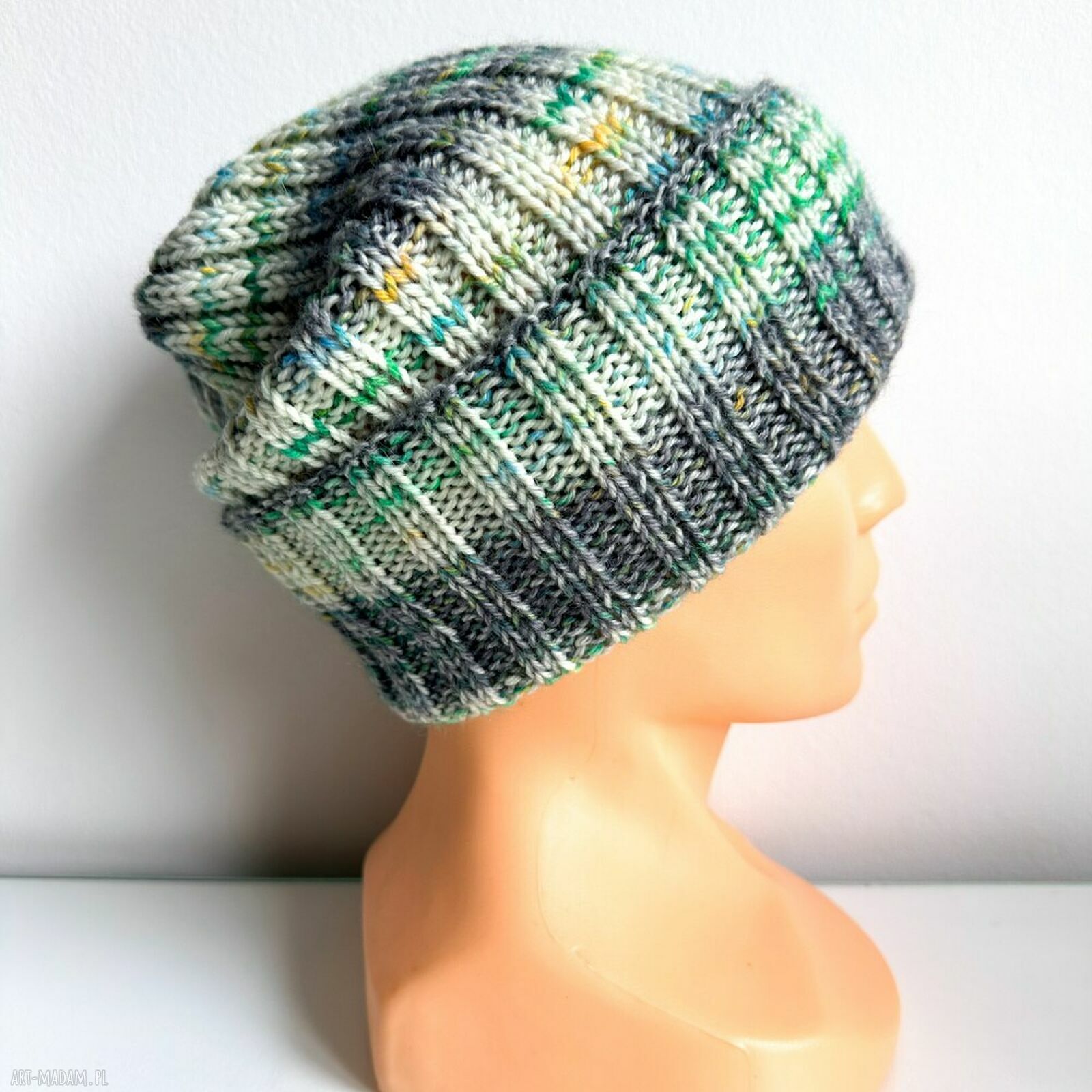 Wywijana czapka NELLI z merynosa w kolorach zorzy polarnej