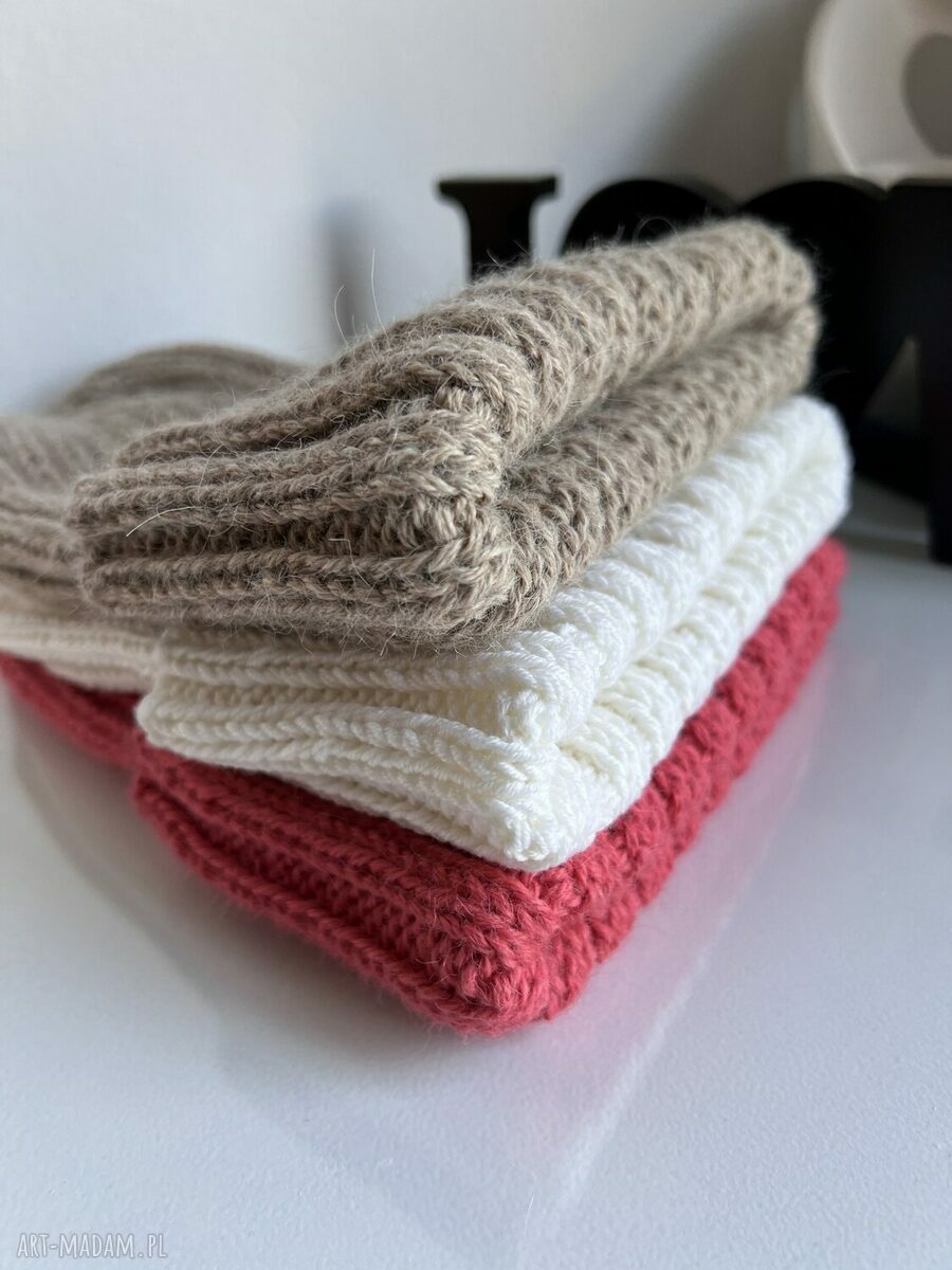 Wywijana czapka merino Helli Baby 01 w kolorze białym