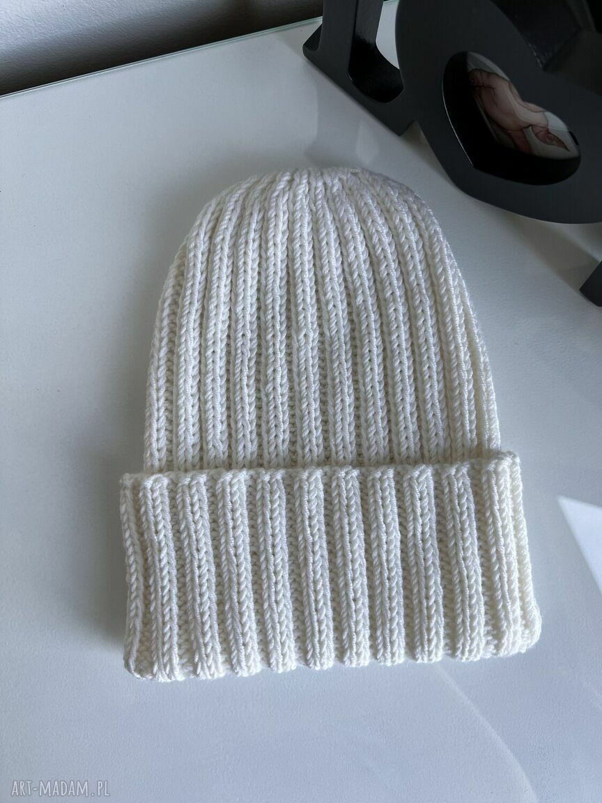 Wywijana czapka merino Helli Baby 01 w kolorze białym
