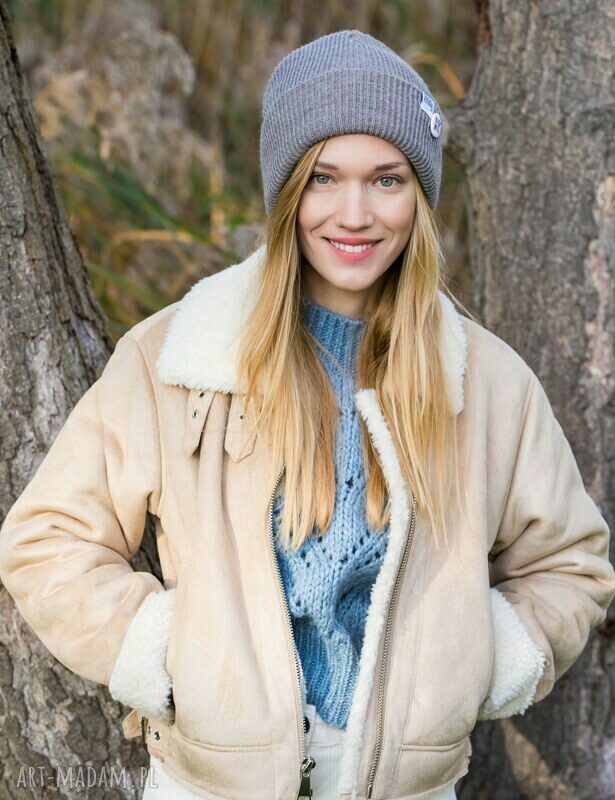 Wywijana dwustronna czapka beanie z kolorowym logo - ciemny beż