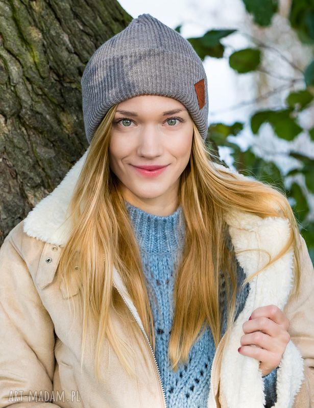 Wywijana czapka dwustronna beanie z logo z ekoskórki - ciemny beż