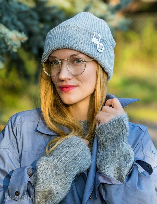 Wywijana dwustronna czapka beanie w jasnym szarym z kolorowym logo Brain Inside