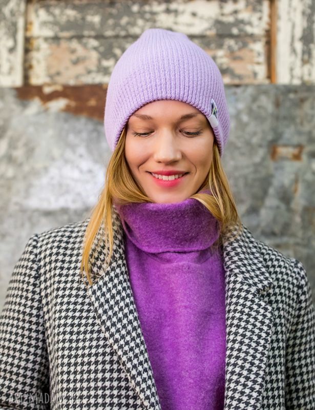 Wywijana dwustronna czapka beanie Lavendowe Love z kolorowym logo
