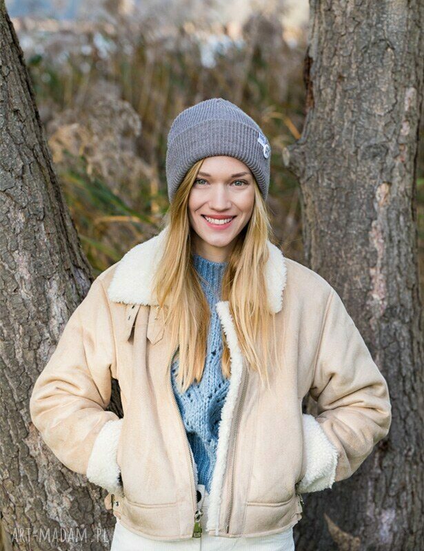 Wywijana dwustronna czapka beanie z kolorowym logo - ciemny beż