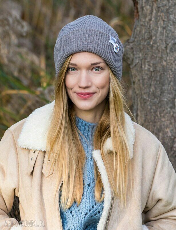 Wywijana dwustronna czapka beanie z kolorowym logo - ciemny beż