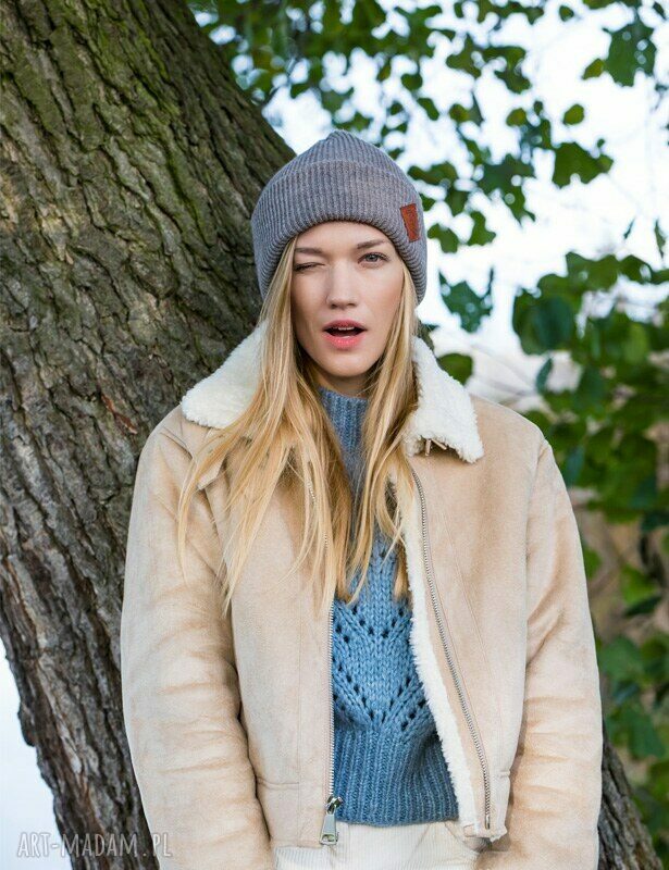 Wywijana czapka dwustronna beanie z logo z ekoskórki - ciemny beż