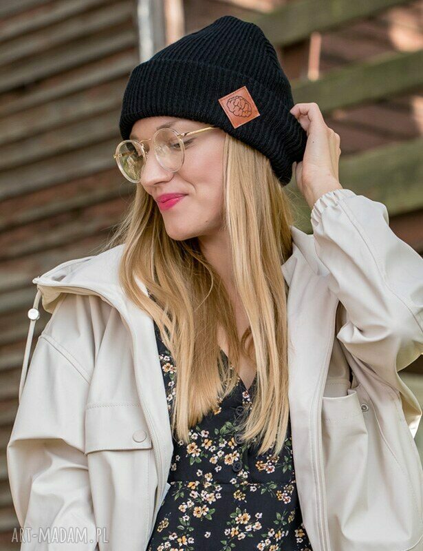 Wywijana czapka beanie dwustronna Czarna Blacky z logo z ekoskórki