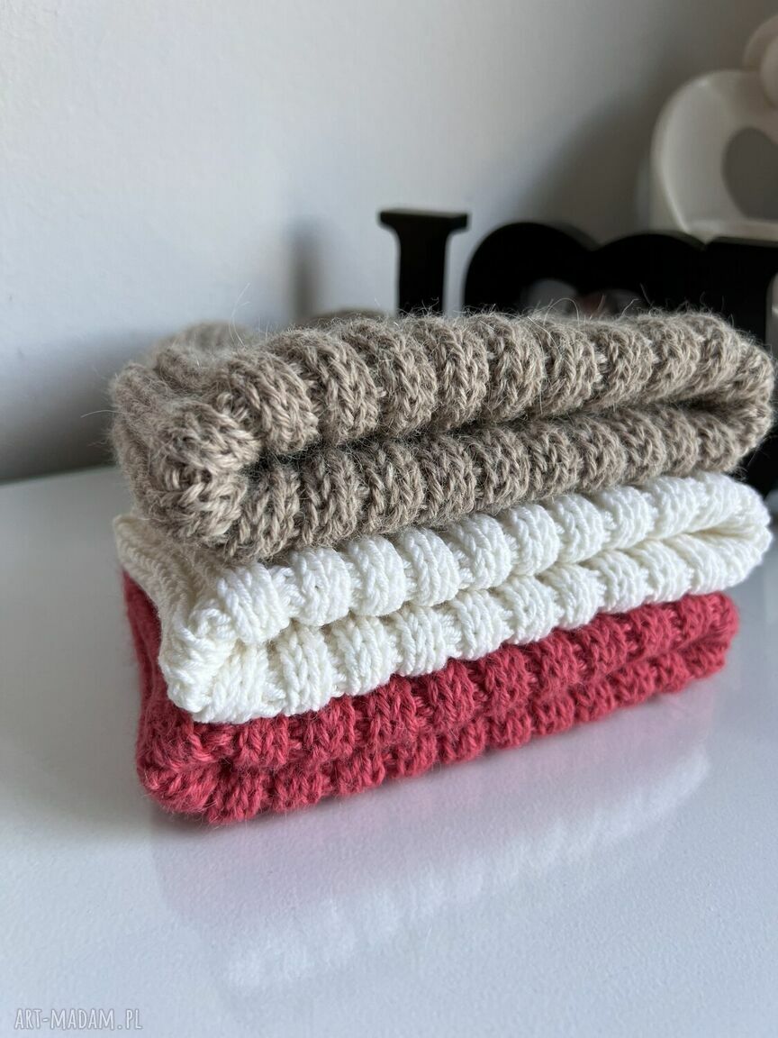 Wywijana czapka merino Helli Baby 01 w kolorze białym