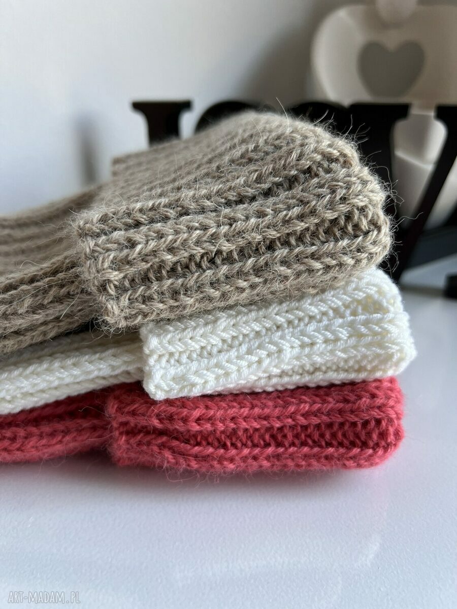 Wywijana czapka merino Helli Baby 01 w kolorze białym
