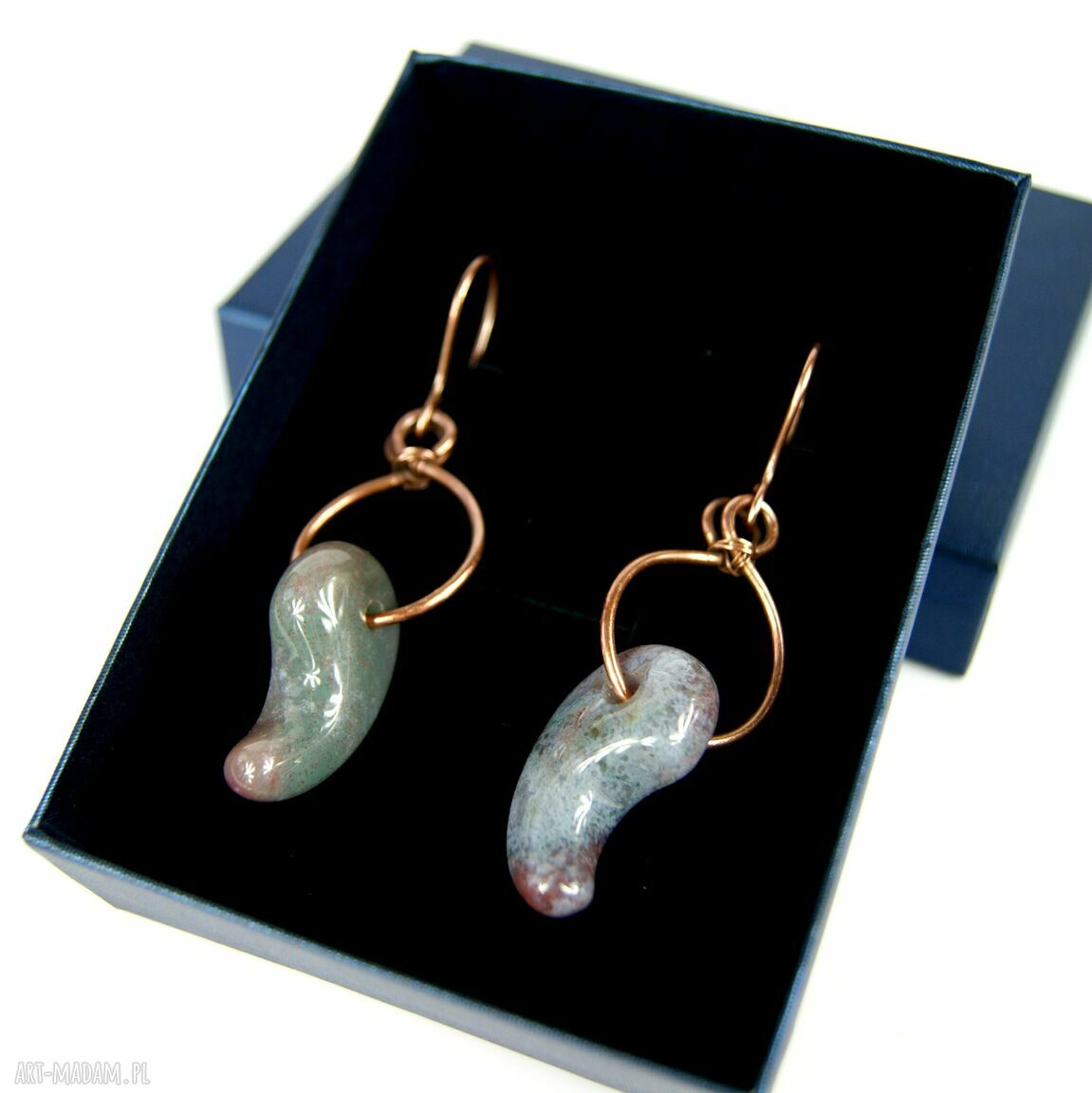 Kolczyki z agatem w wire wrapping - miedziane, oksydowane, szaro-zielone, ok. 6,5 cm