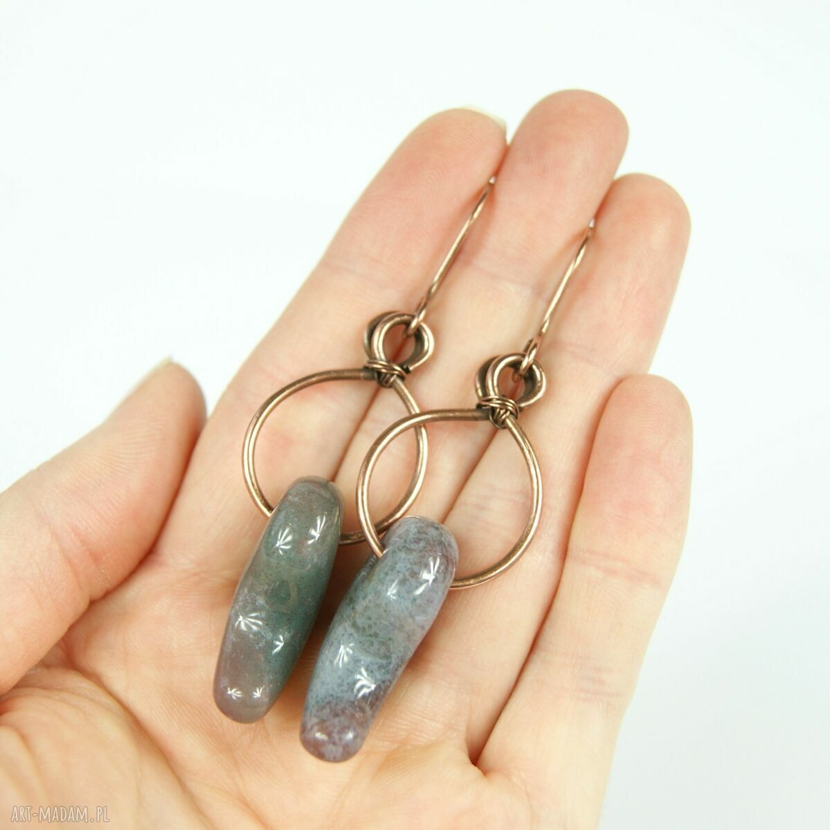 Kolczyki z agatem w wire wrapping - miedziane, oksydowane, szaro-zielone, ok. 6,5 cm