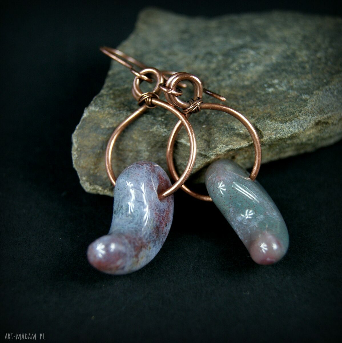 Kolczyki z agatem w wire wrapping - miedziane, oksydowane, szaro-zielone, ok. 6,5 cm