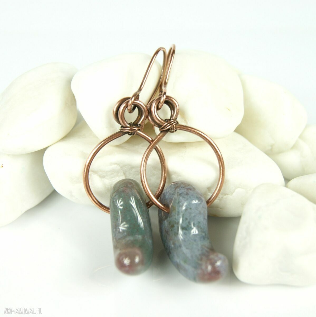 Kolczyki z agatem w wire wrapping - miedziane, oksydowane, szaro-zielone, ok. 6,5 cm