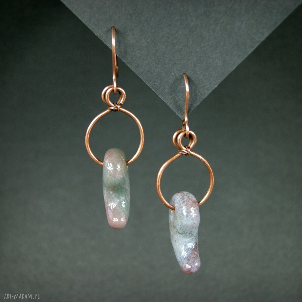Kolczyki z agatem w wire wrapping - miedziane, oksydowane, szaro-zielone, ok. 6,5 cm