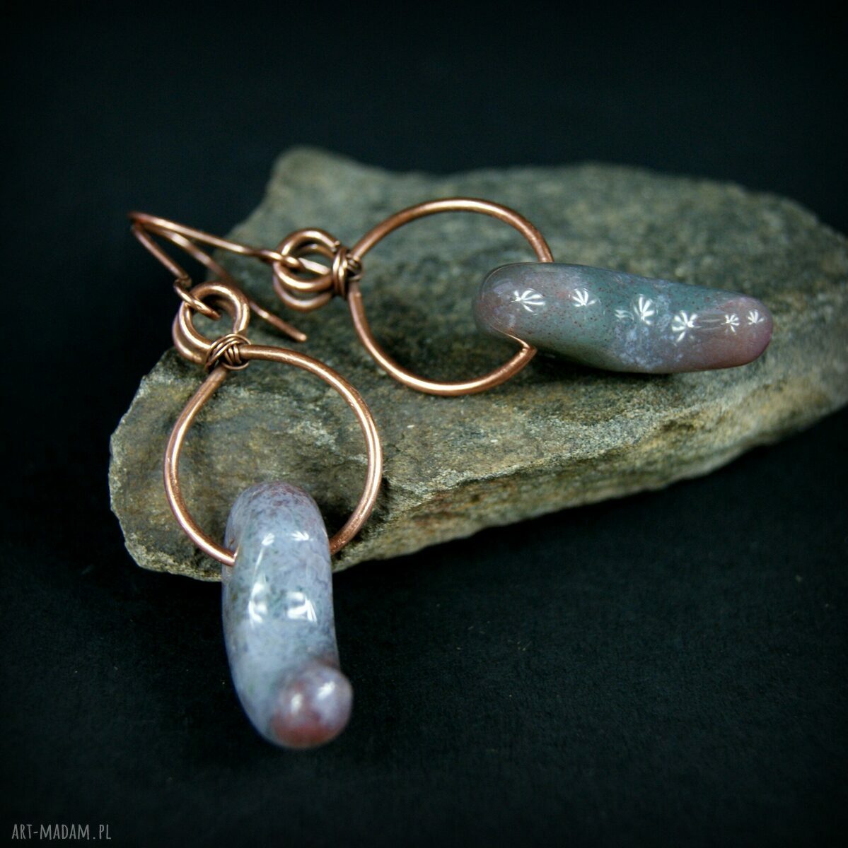 Kolczyki z agatem w wire wrapping - miedziane, oksydowane, szaro-zielone, ok. 6,5 cm
