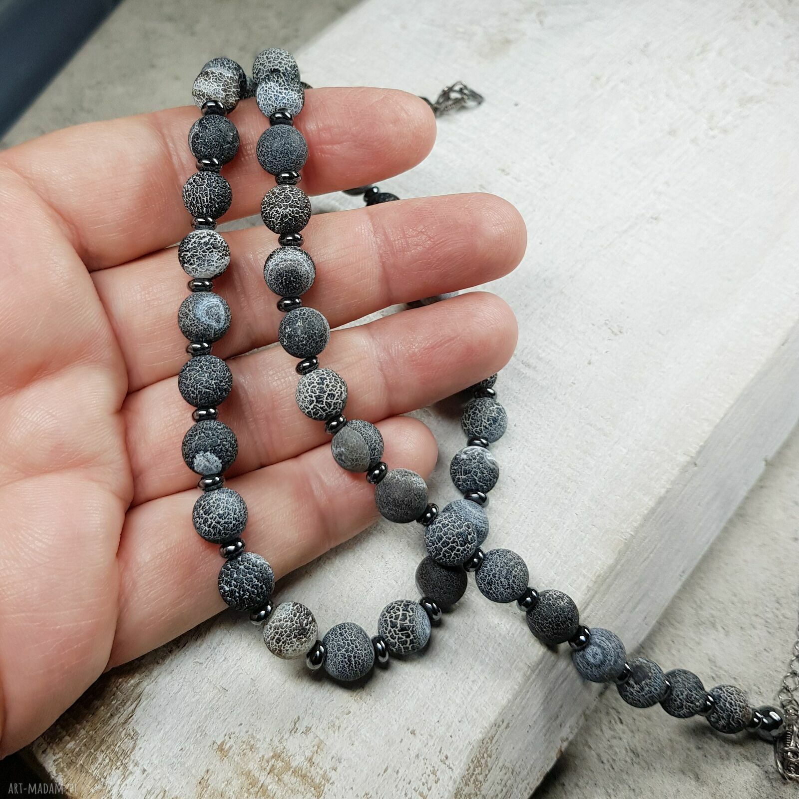 Korale z agatem dragon kors32 - matowe 8 mm, hematyt i srebrne zapięcie