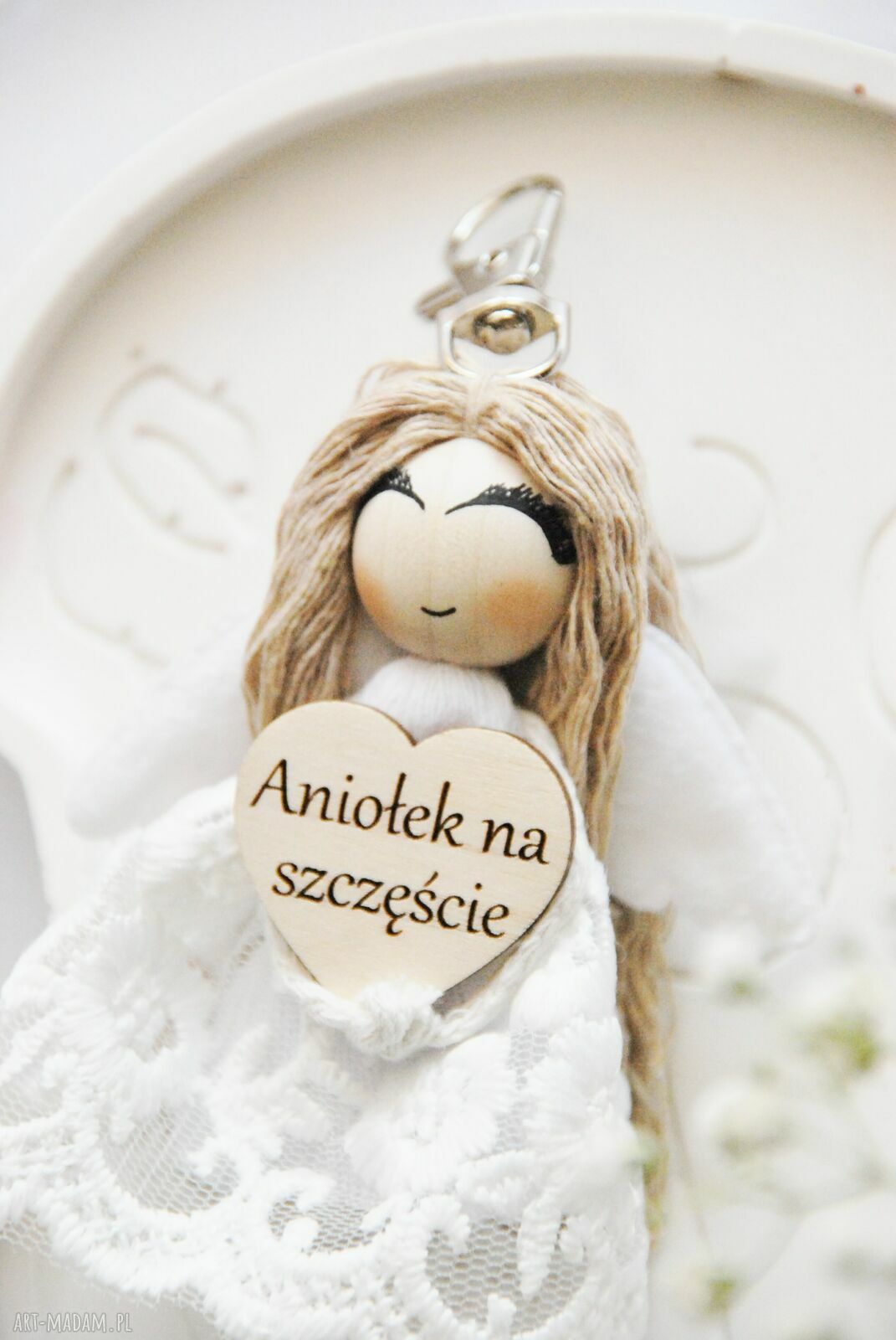 Breloczek z Aniołkiem na szczęście - ręcznie pleciony anioł stróż