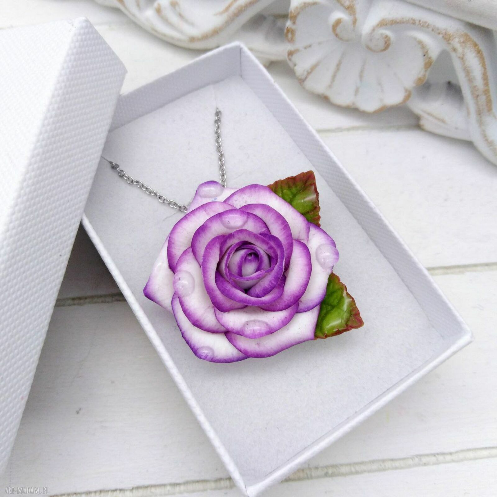 Handmade wisiorek z białą różą i fioletowymi krawędziami - stal nierdzewna