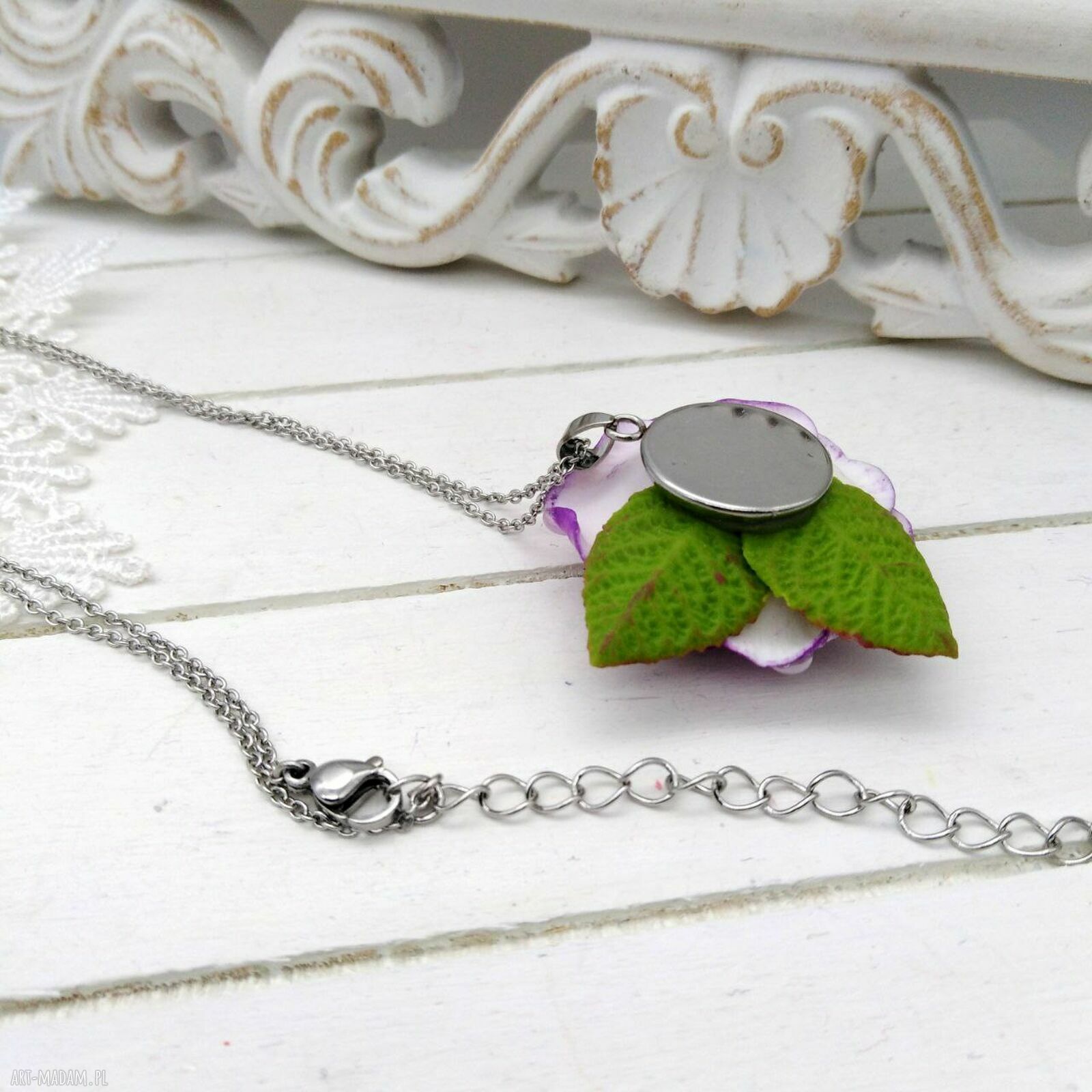 Handmade wisiorek z białą różą i fioletowymi krawędziami - stal nierdzewna