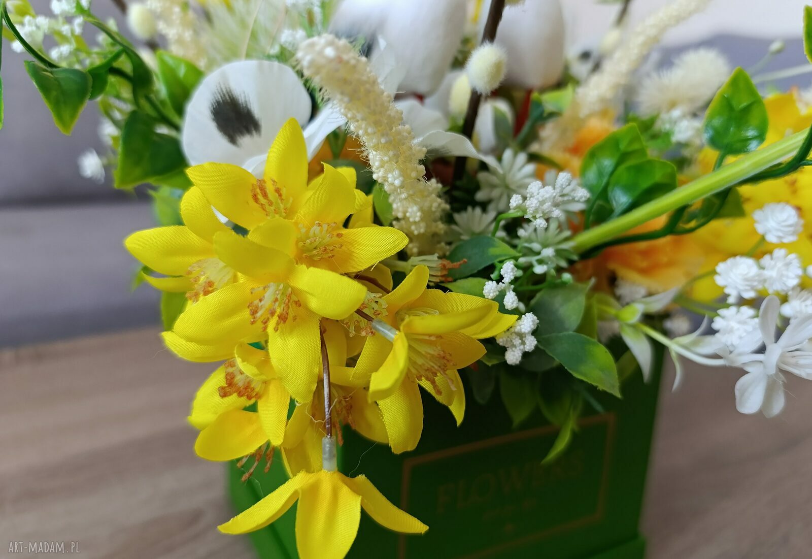 Flowerbox z bocianami na wiosnę - dekoracja wnętrz z kwiatów sztucznych