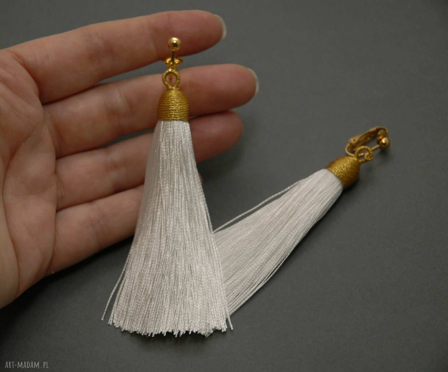 Kolczyki z chwostami - białe (ok. 8 cm)