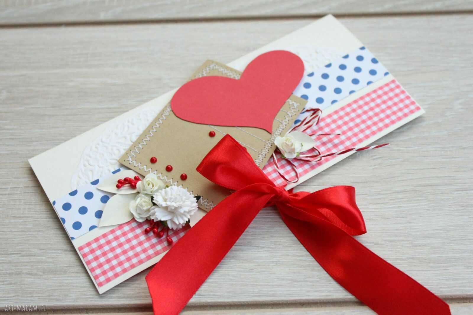 Kartka z czerwoną kokardką - handmade scrapbooking na urodziny i nie tylko