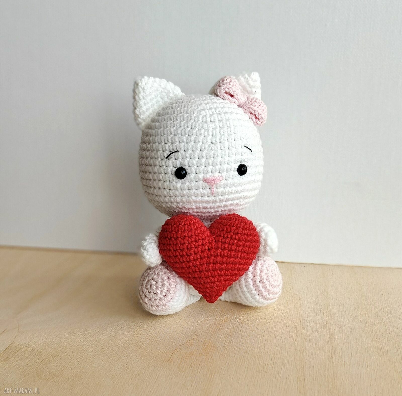 Kotek z czerwonym serduszkiem na Walentynki - maskotka handmade