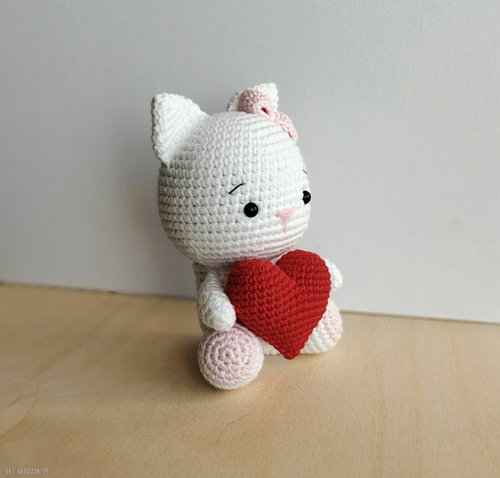 Kotek z czerwonym serduszkiem na Walentynki - maskotka handmade