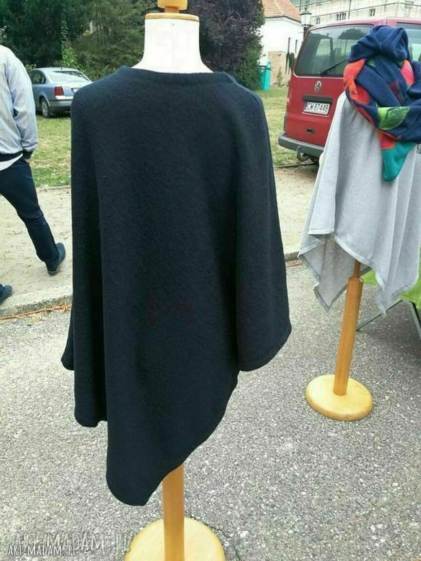 Czarne poncho- tunika z wełny merino z ręczną aplikacją kwiatu ogrodnika