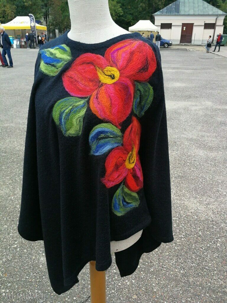 Poncho z dzianiny wełnianej z merino - czarne kwiaty boho