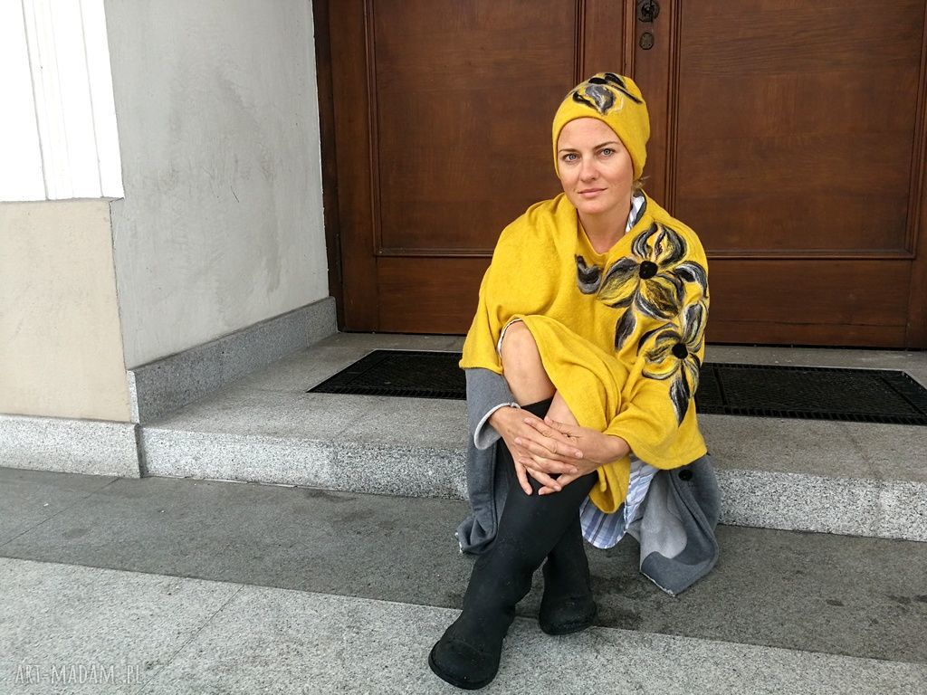 Musztardowe poncho z dzianiny wełnianej (ręcznie filcowane)