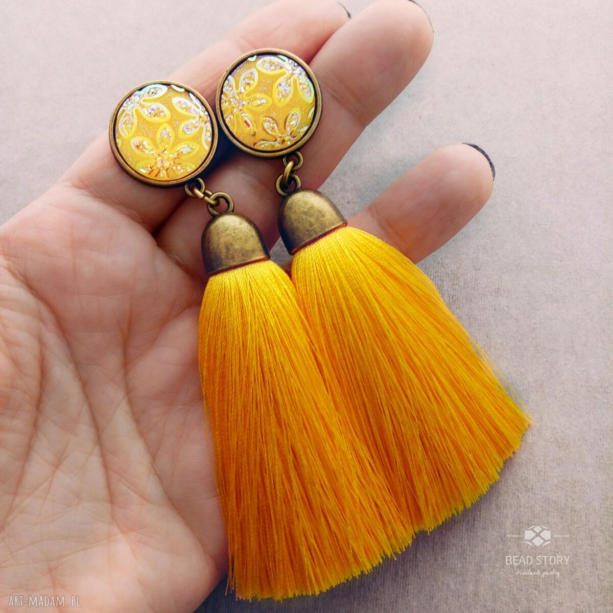 Klipsy boho z żółtymi chwostami i kaboszonami kwiatów - lekkie 10 cm