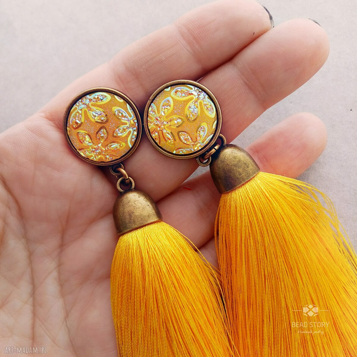 Klipsy boho z żółtymi chwostami i kaboszonami kwiatów - lekkie 10 cm