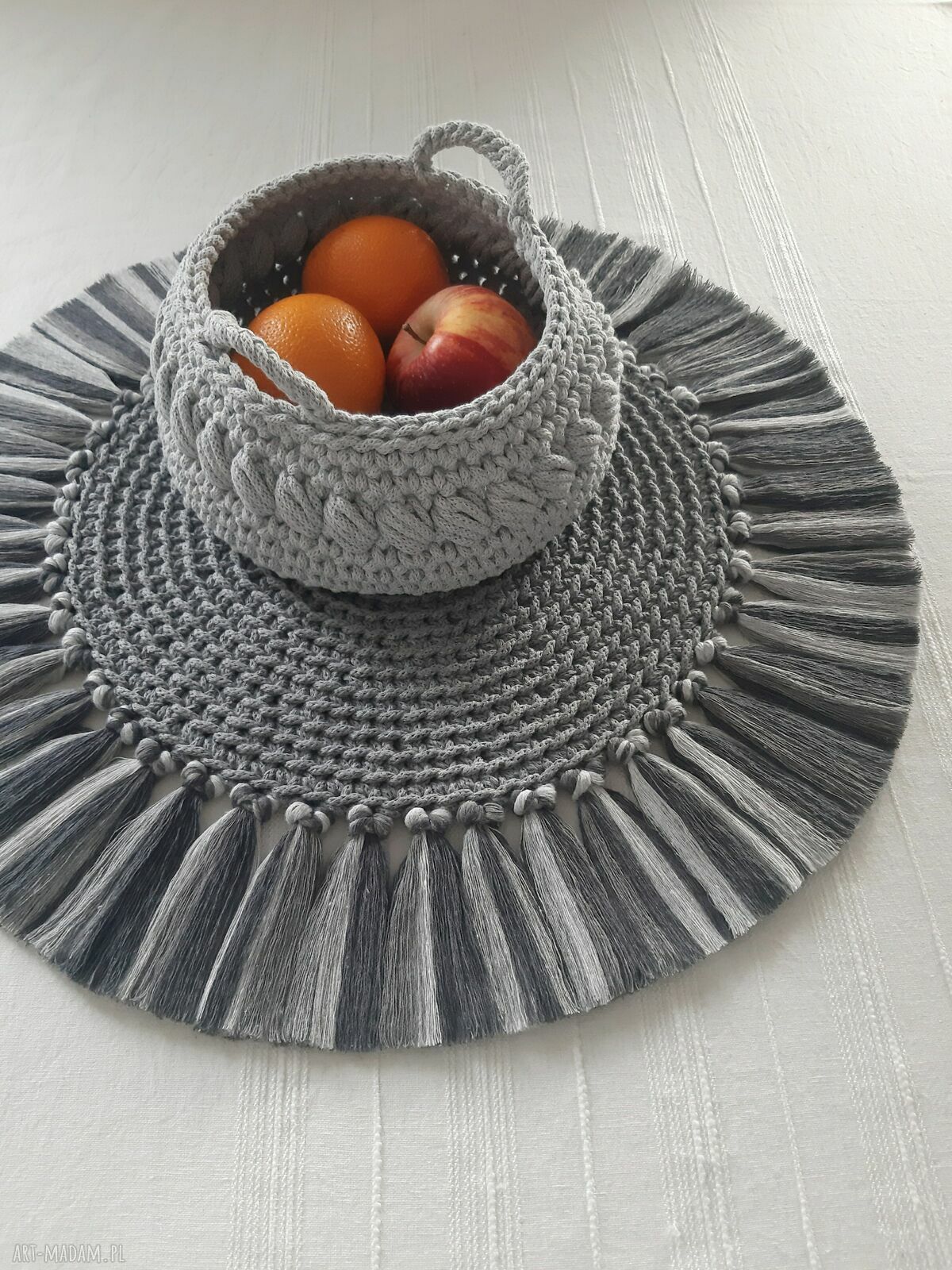 Ręcznie pleciona podkładka z frędzlami XL na stół w szarościach, 55 cm