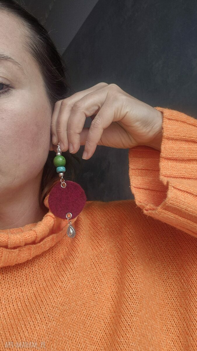 Długie, lekkie klipsy boho z filcem i kolorowymi koralikami