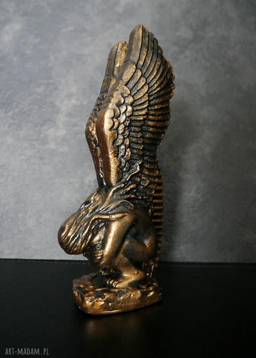 Skrzydlaty Anioł z gipsu - ogniste złoto, wys. 16,5 cm