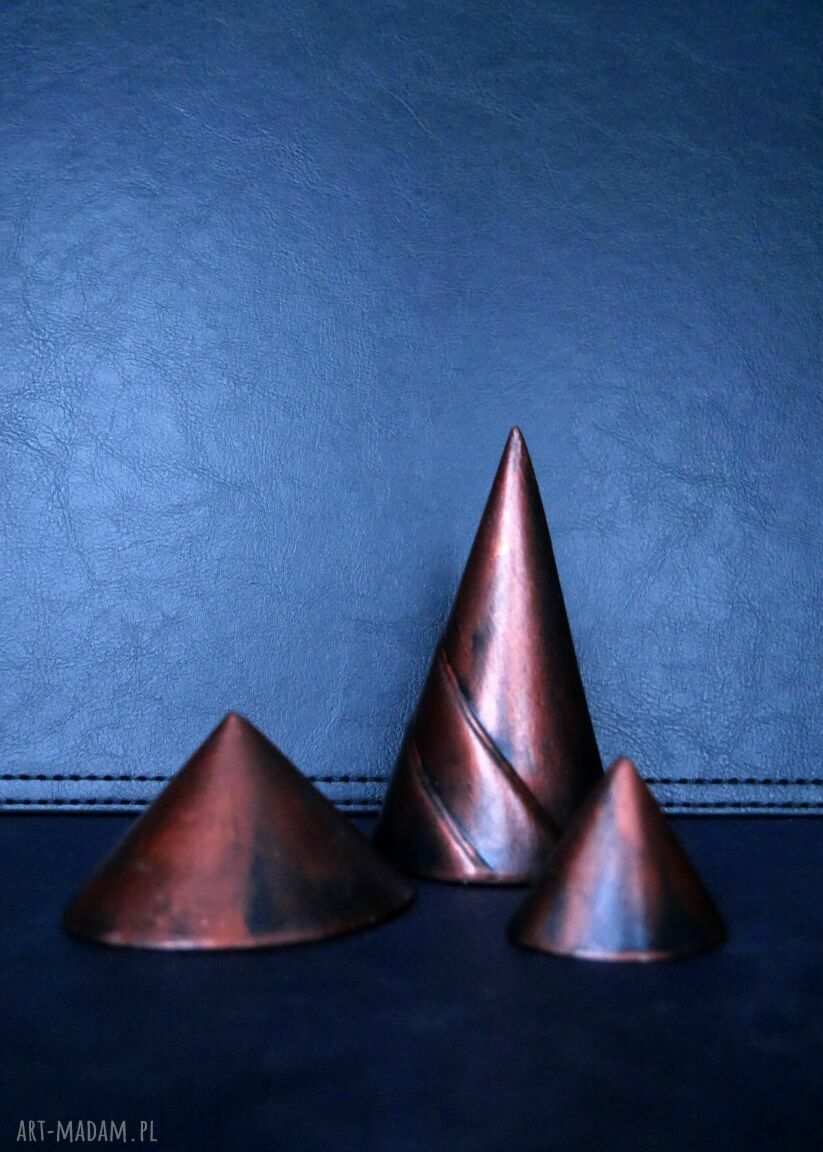 Rzeźba z gipsu - trzy stożki na biżuterię, czerwony metaliczny