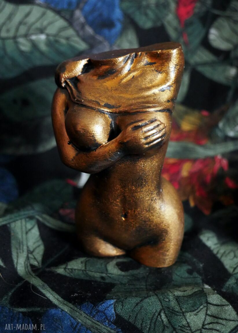 Rzeźba z gipsu: złota kobieta wys. 9 cm